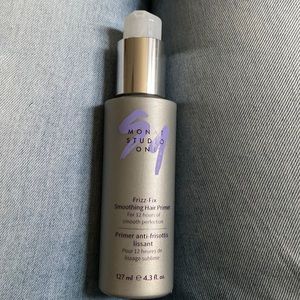 MONAT STUDIO ONE™
FRIZZ-FIX SMOOTHING 
HAIR PRIMER